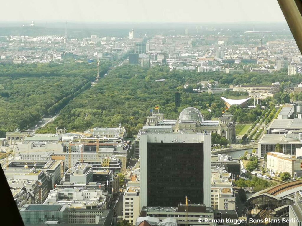 Tour de télévision Berlin Fernsehturm Vue sur le Bundestag